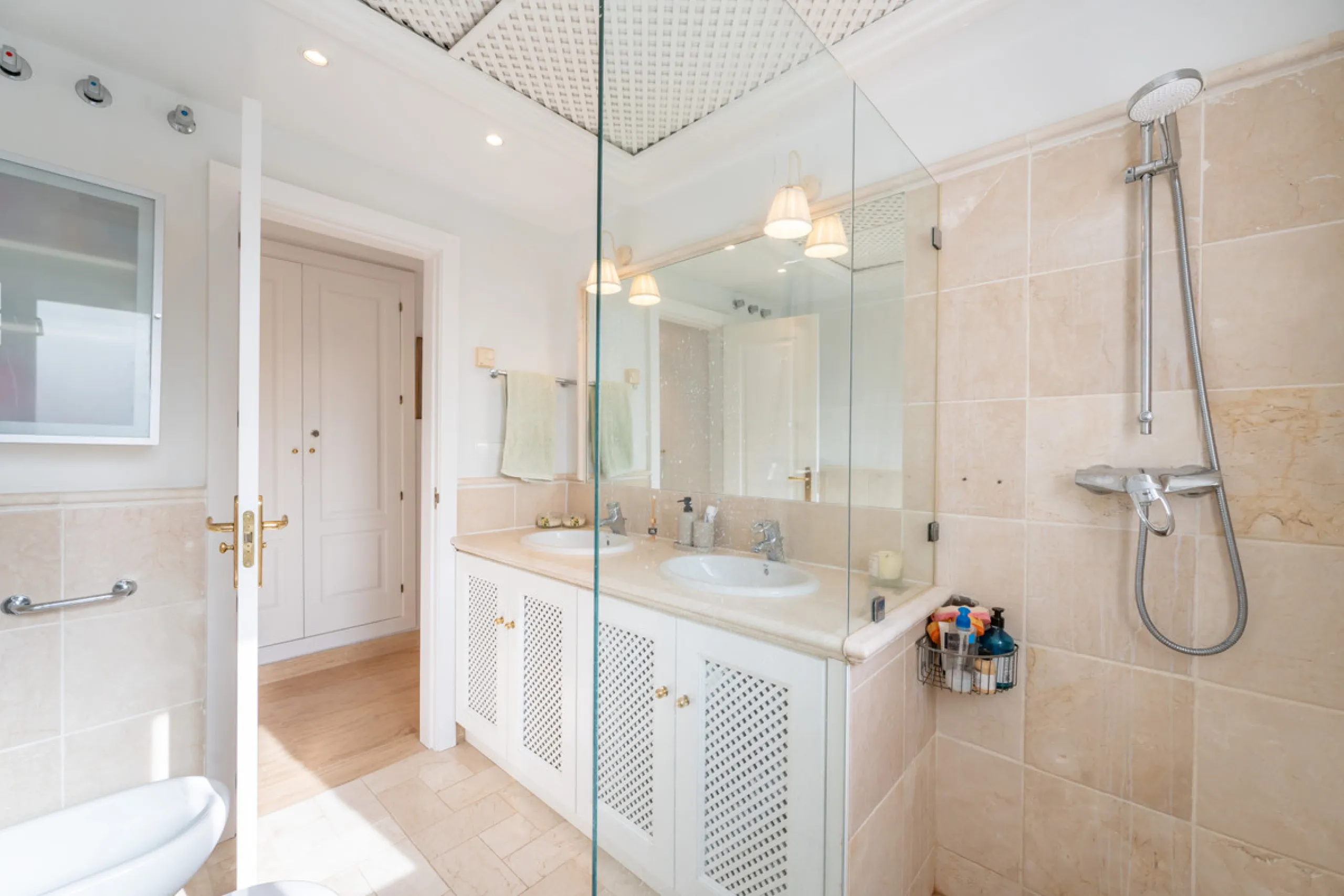 This delightful 2 bed apartment is flooded with light and enjoys the sun all day due to its South and West facing terrace.
