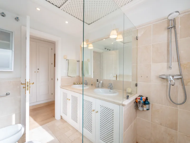 This delightful 2 bed apartment is flooded with light and enjoys the sun all day due to its South and West facing terrace.