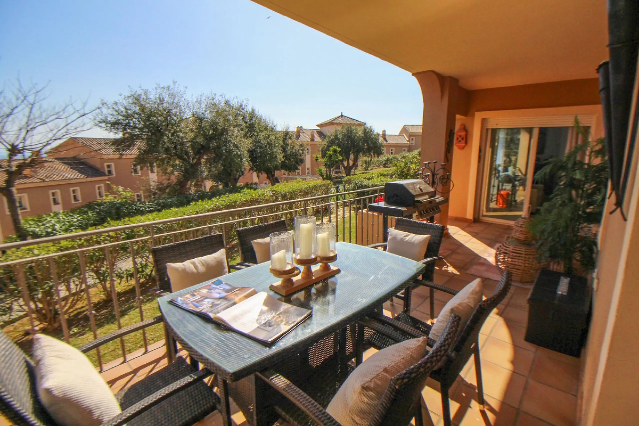 This spacious well-maintained and competitively priced, two-bedroom ground floor apartment, featuring a private terrace and 97m² private garden, offers a peaceful retreat in the prestigious La Mairena area. Nestled in the foothills of the Sierra de las Ni