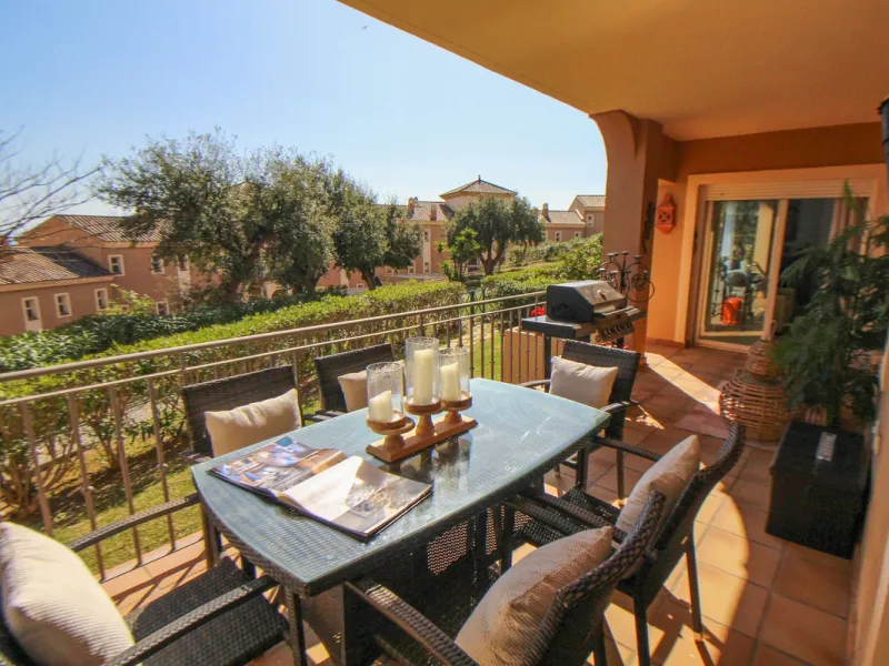 This spacious well-maintained and competitively priced, two-bedroom ground floor apartment, featuring a private terrace and 97m² private garden, offers a peaceful retreat in the prestigious La Mairena area. Nestled in the foothills of the Sierra de las Ni