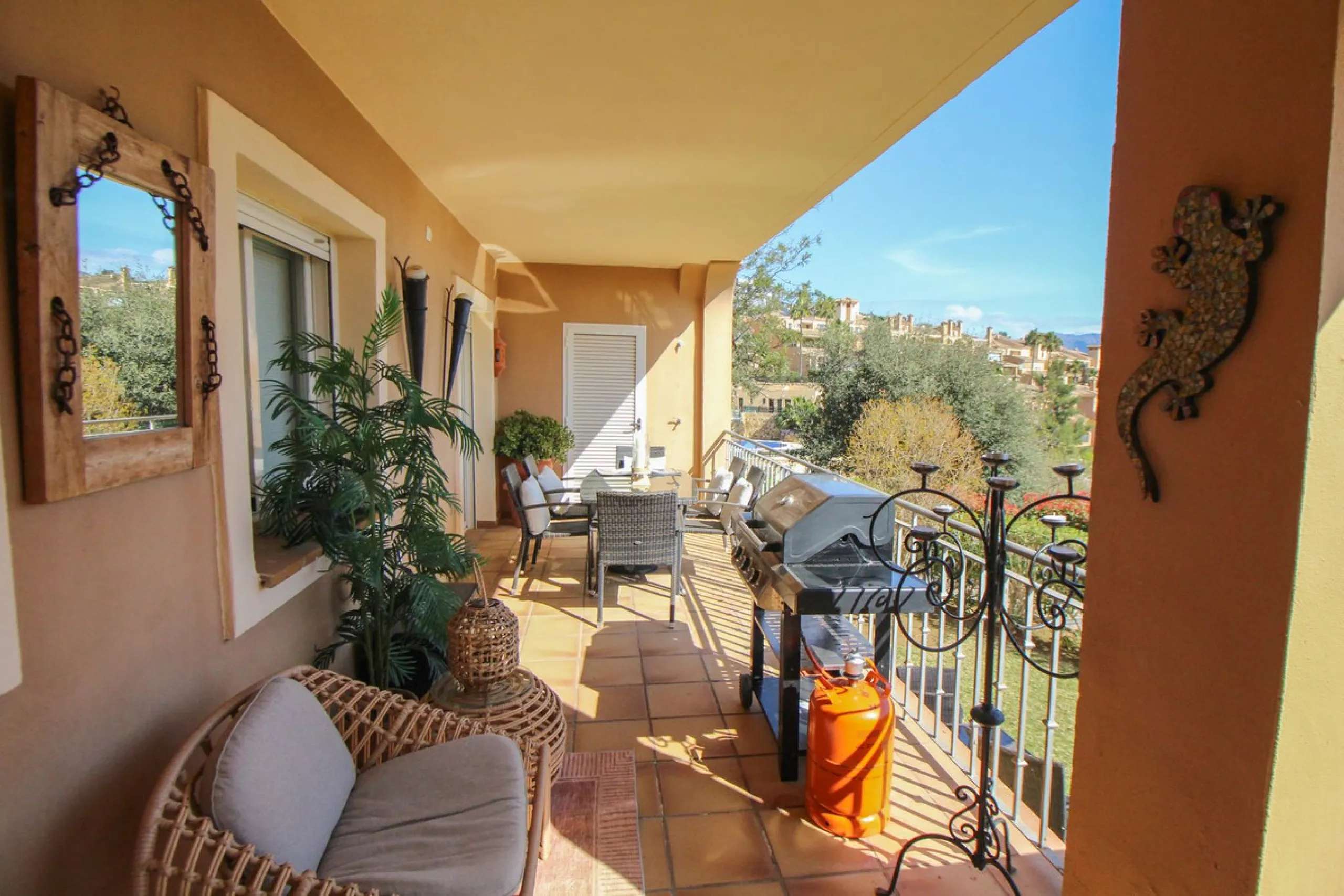 This spacious well-maintained and competitively priced, two-bedroom ground floor apartment, featuring a private terrace and 97m² private garden, offers a peaceful retreat in the prestigious La Mairena area. Nestled in the foothills of the Sierra de las Ni