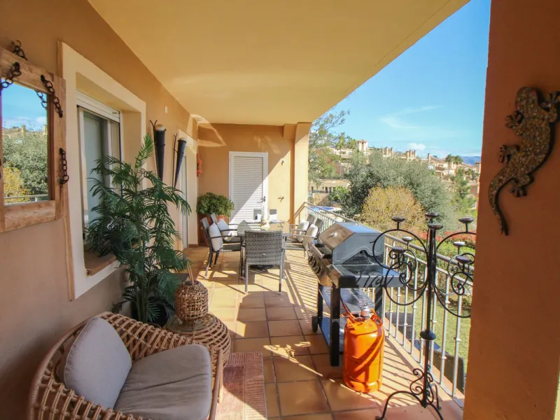 This spacious well-maintained and competitively priced, two-bedroom ground floor apartment, featuring a private terrace and 97m² private garden, offers a peaceful retreat in the prestigious La Mairena area. Nestled in the foothills of the Sierra de las Ni