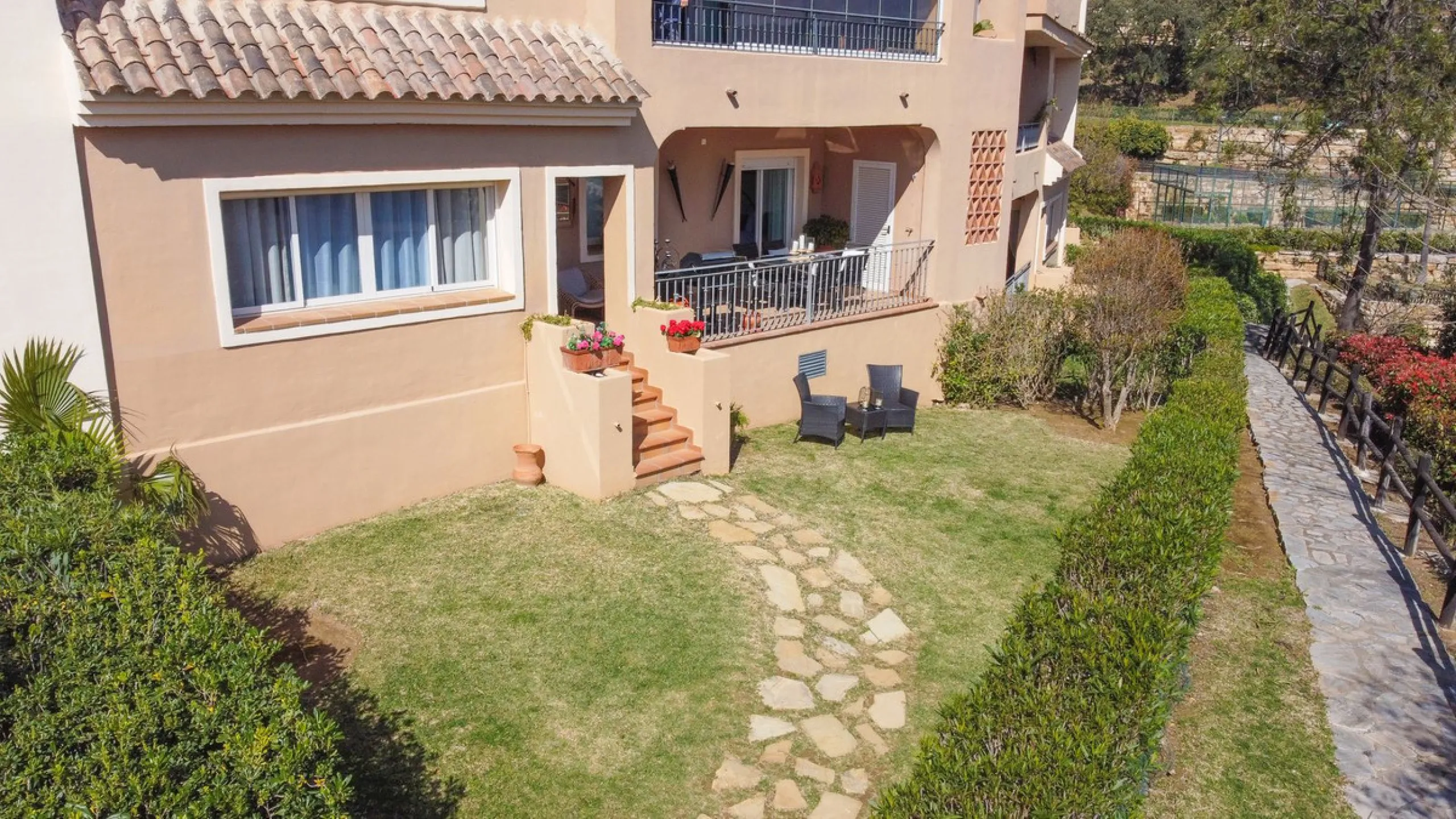 This spacious well-maintained and competitively priced, two-bedroom ground floor apartment, featuring a private terrace and 97m² private garden, offers a peaceful retreat in the prestigious La Mairena area. Nestled in the foothills of the Sierra de las Ni