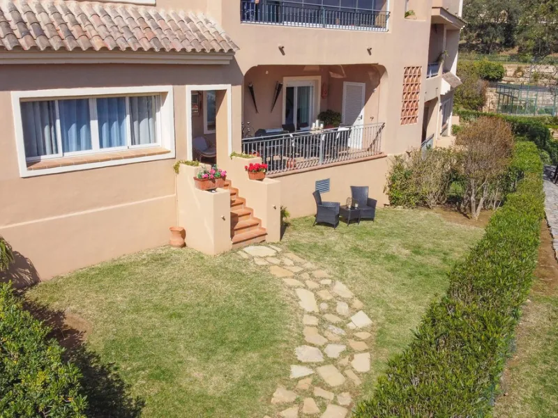 This spacious well-maintained and competitively priced, two-bedroom ground floor apartment, featuring a private terrace and 97m² private garden, offers a peaceful retreat in the prestigious La Mairena area. Nestled in the foothills of the Sierra de las Ni