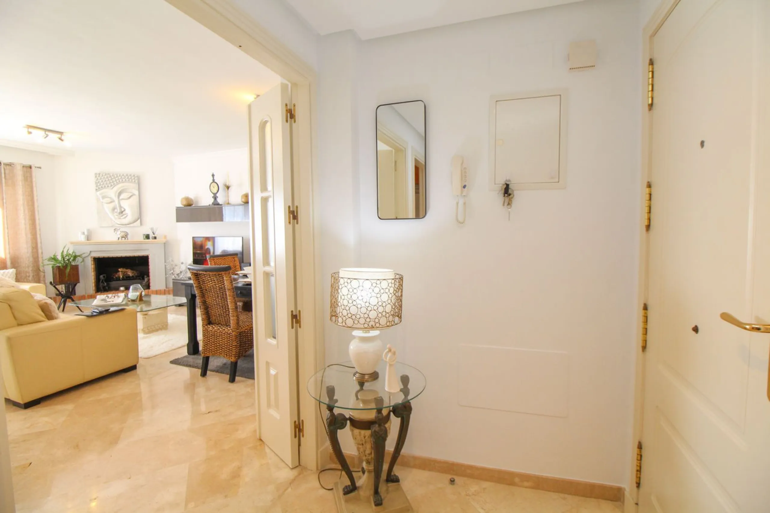 This spacious well-maintained and competitively priced, two-bedroom ground floor apartment, featuring a private terrace and 97m² private garden, offers a peaceful retreat in the prestigious La Mairena area. Nestled in the foothills of the Sierra de las Ni