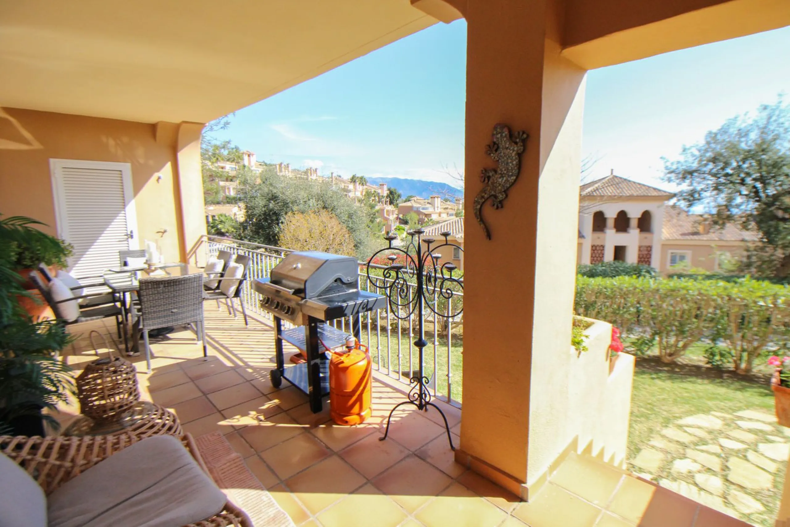 This spacious well-maintained and competitively priced, two-bedroom ground floor apartment, featuring a private terrace and 97m² private garden, offers a peaceful retreat in the prestigious La Mairena area. Nestled in the foothills of the Sierra de las Ni