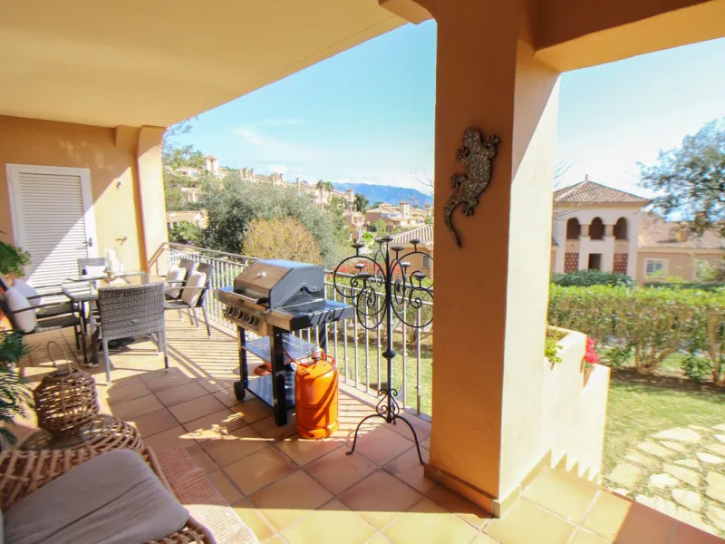 This spacious well-maintained and competitively priced, two-bedroom ground floor apartment, featuring a private terrace and 97m² private garden, offers a peaceful retreat in the prestigious La Mairena area. Nestled in the foothills of the Sierra de las Ni