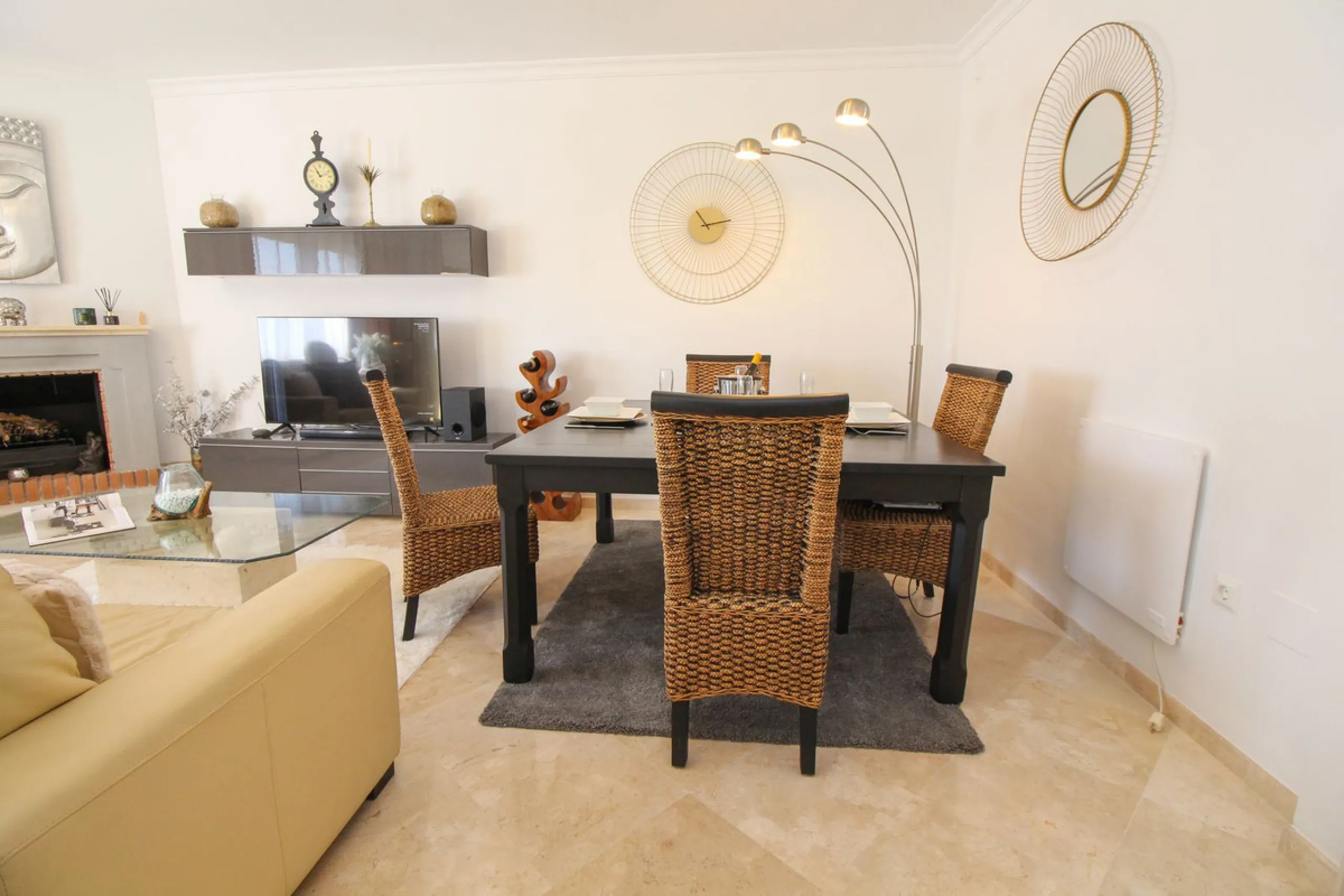 This spacious well-maintained and competitively priced, two-bedroom ground floor apartment, featuring a private terrace and 97m² private garden, offers a peaceful retreat in the prestigious La Mairena area. Nestled in the foothills of the Sierra de las Ni