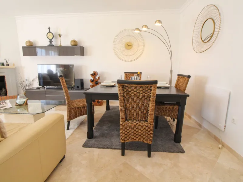 This spacious well-maintained and competitively priced, two-bedroom ground floor apartment, featuring a private terrace and 97m² private garden, offers a peaceful retreat in the prestigious La Mairena area. Nestled in the foothills of the Sierra de las Ni