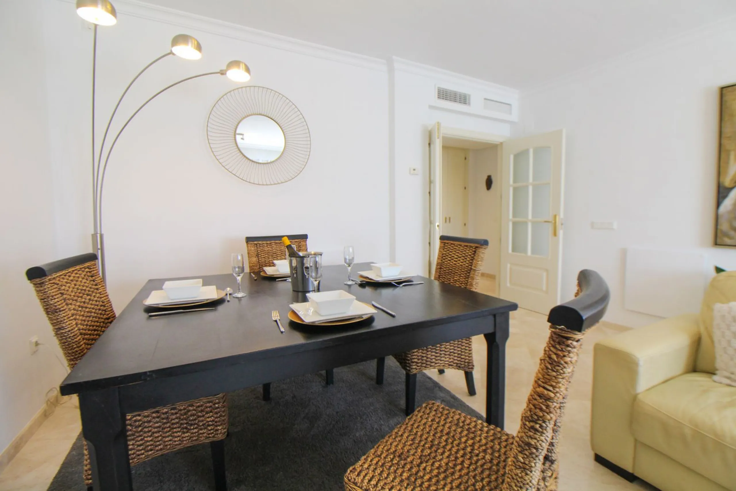 This spacious well-maintained and competitively priced, two-bedroom ground floor apartment, featuring a private terrace and 97m² private garden, offers a peaceful retreat in the prestigious La Mairena area. Nestled in the foothills of the Sierra de las Ni