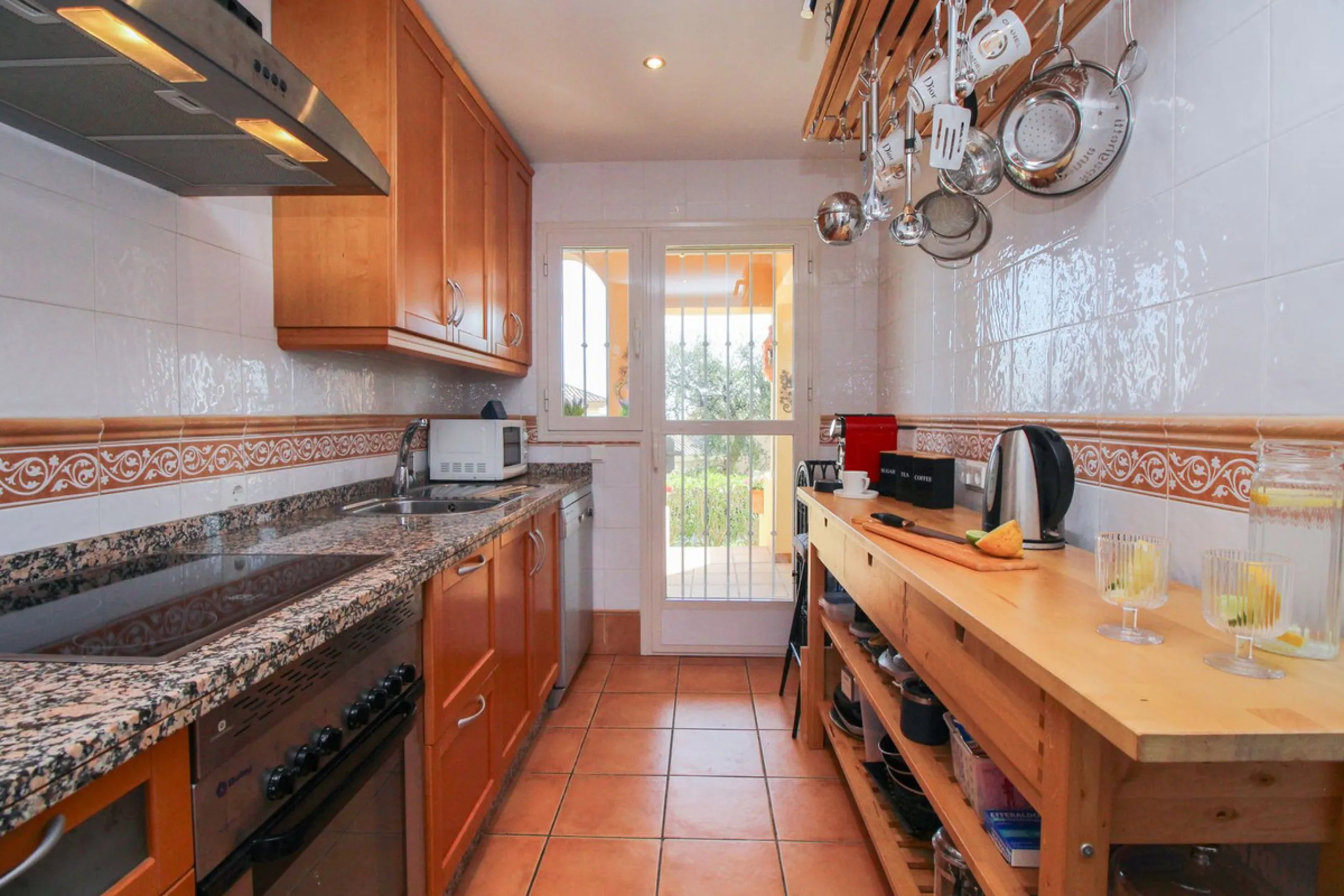 This spacious well-maintained and competitively priced, two-bedroom ground floor apartment, featuring a private terrace and 97m² private garden, offers a peaceful retreat in the prestigious La Mairena area. Nestled in the foothills of the Sierra de las Ni