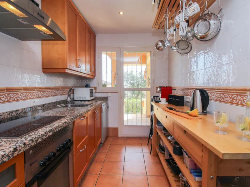 This spacious well-maintained and competitively priced, two-bedroom ground floor apartment, featuring a private terrace and 97m² private garden, offers a peaceful retreat in the prestigious La Mairena area. Nestled in the foothills of the Sierra de las Ni