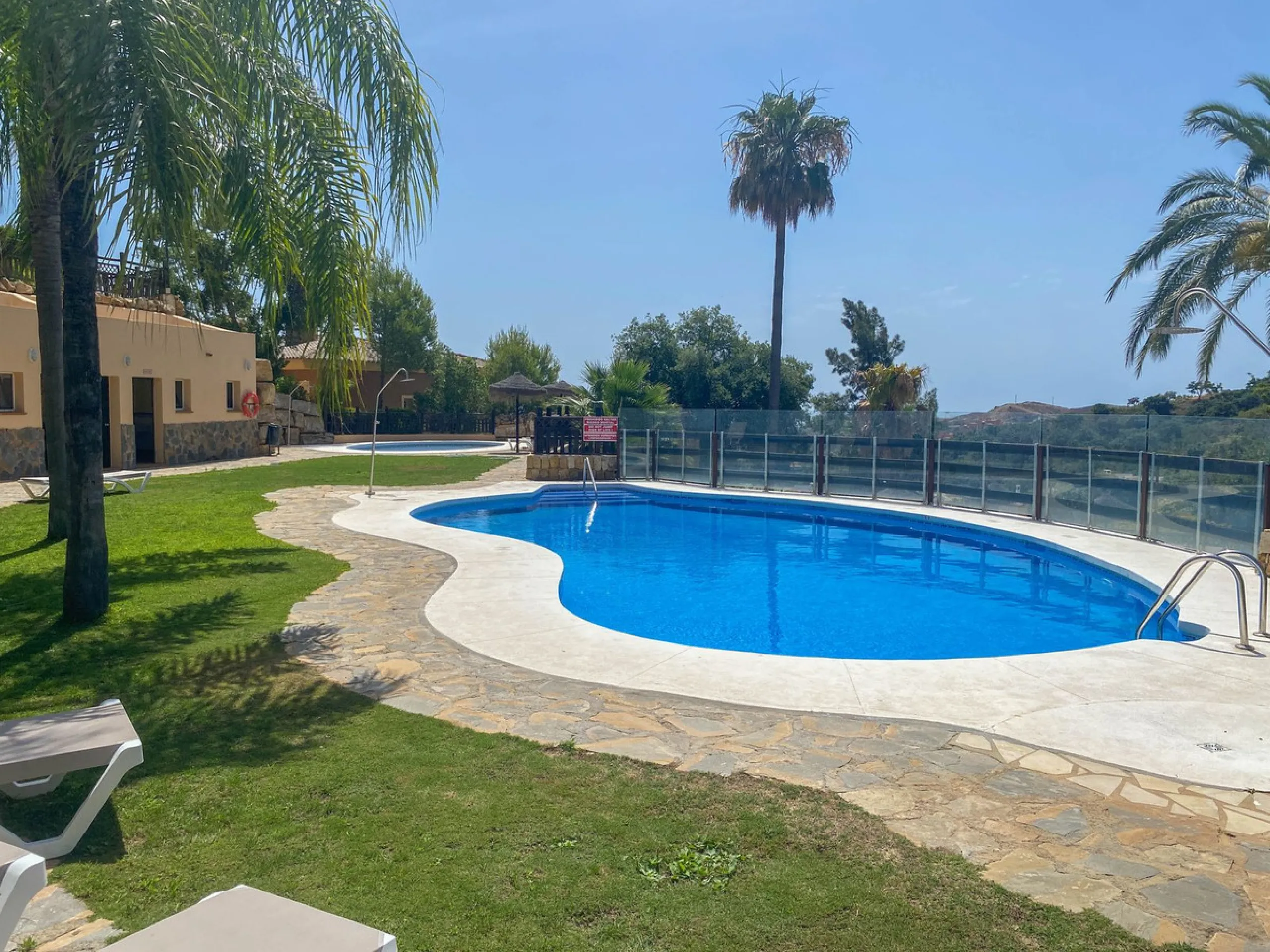 This spacious well-maintained and competitively priced, two-bedroom ground floor apartment, featuring a private terrace and 97m² private garden, offers a peaceful retreat in the prestigious La Mairena area. Nestled in the foothills of the Sierra de las Ni