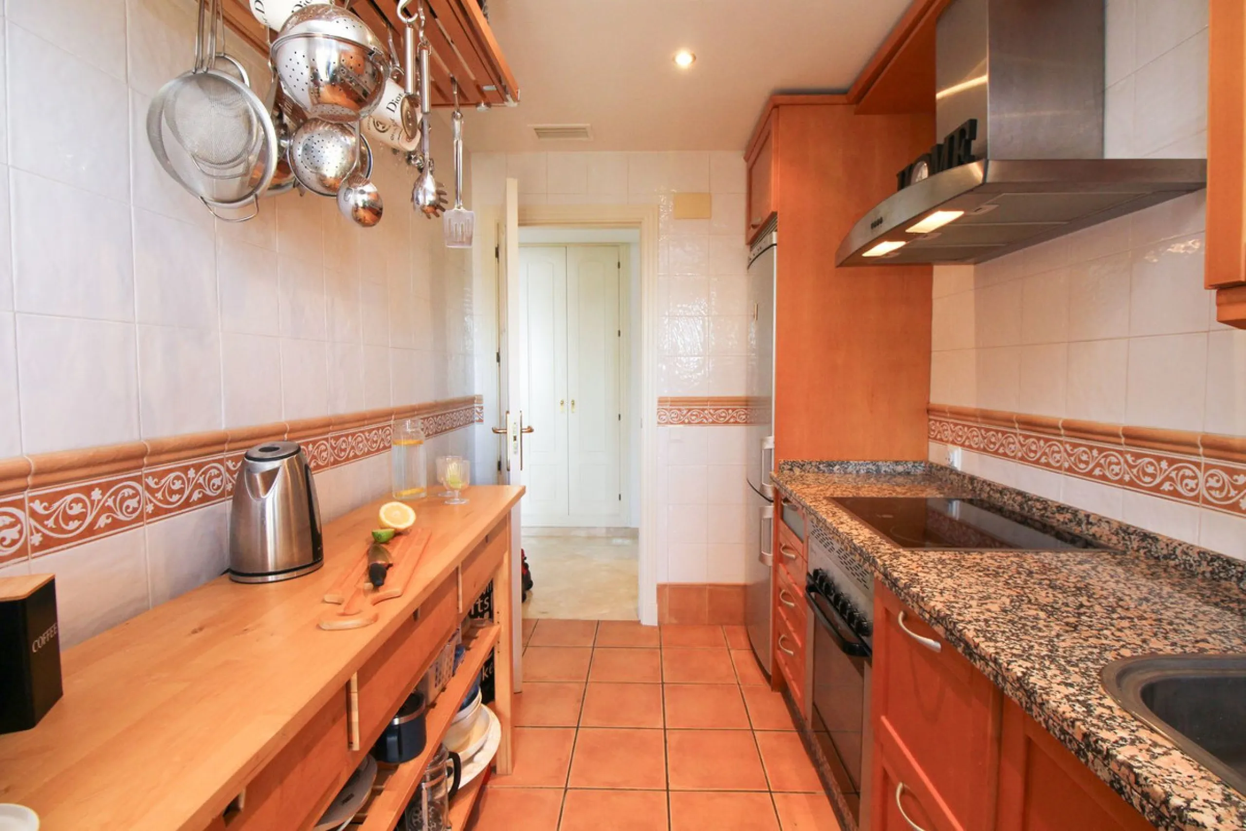 This spacious well-maintained and competitively priced, two-bedroom ground floor apartment, featuring a private terrace and 97m² private garden, offers a peaceful retreat in the prestigious La Mairena area. Nestled in the foothills of the Sierra de las Ni