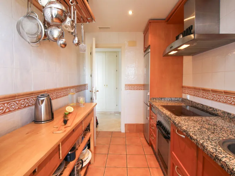 This spacious well-maintained and competitively priced, two-bedroom ground floor apartment, featuring a private terrace and 97m² private garden, offers a peaceful retreat in the prestigious La Mairena area. Nestled in the foothills of the Sierra de las Ni