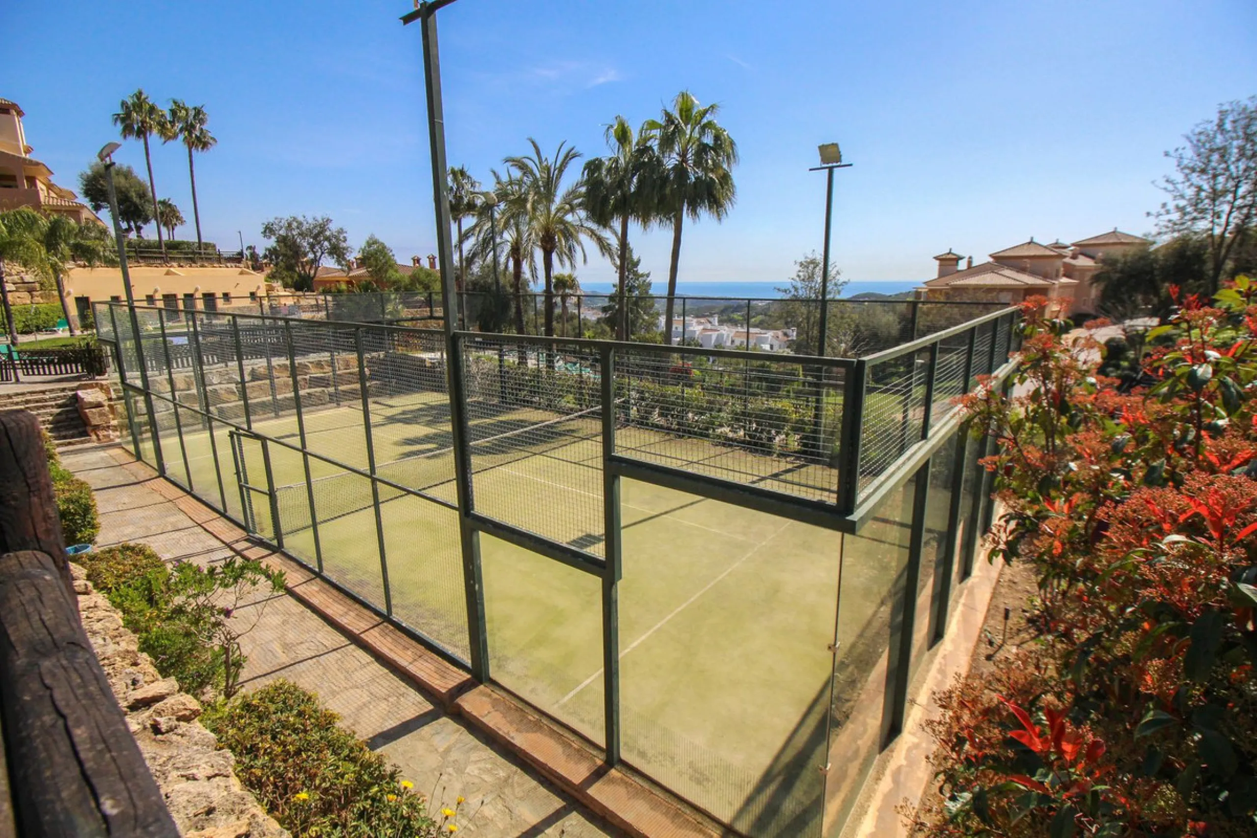 This spacious well-maintained and competitively priced, two-bedroom ground floor apartment, featuring a private terrace and 97m² private garden, offers a peaceful retreat in the prestigious La Mairena area. Nestled in the foothills of the Sierra de las Ni