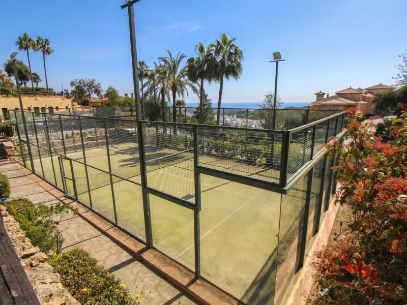 This spacious well-maintained and competitively priced, two-bedroom ground floor apartment, featuring a private terrace and 97m² private garden, offers a peaceful retreat in the prestigious La Mairena area. Nestled in the foothills of the Sierra de las Ni