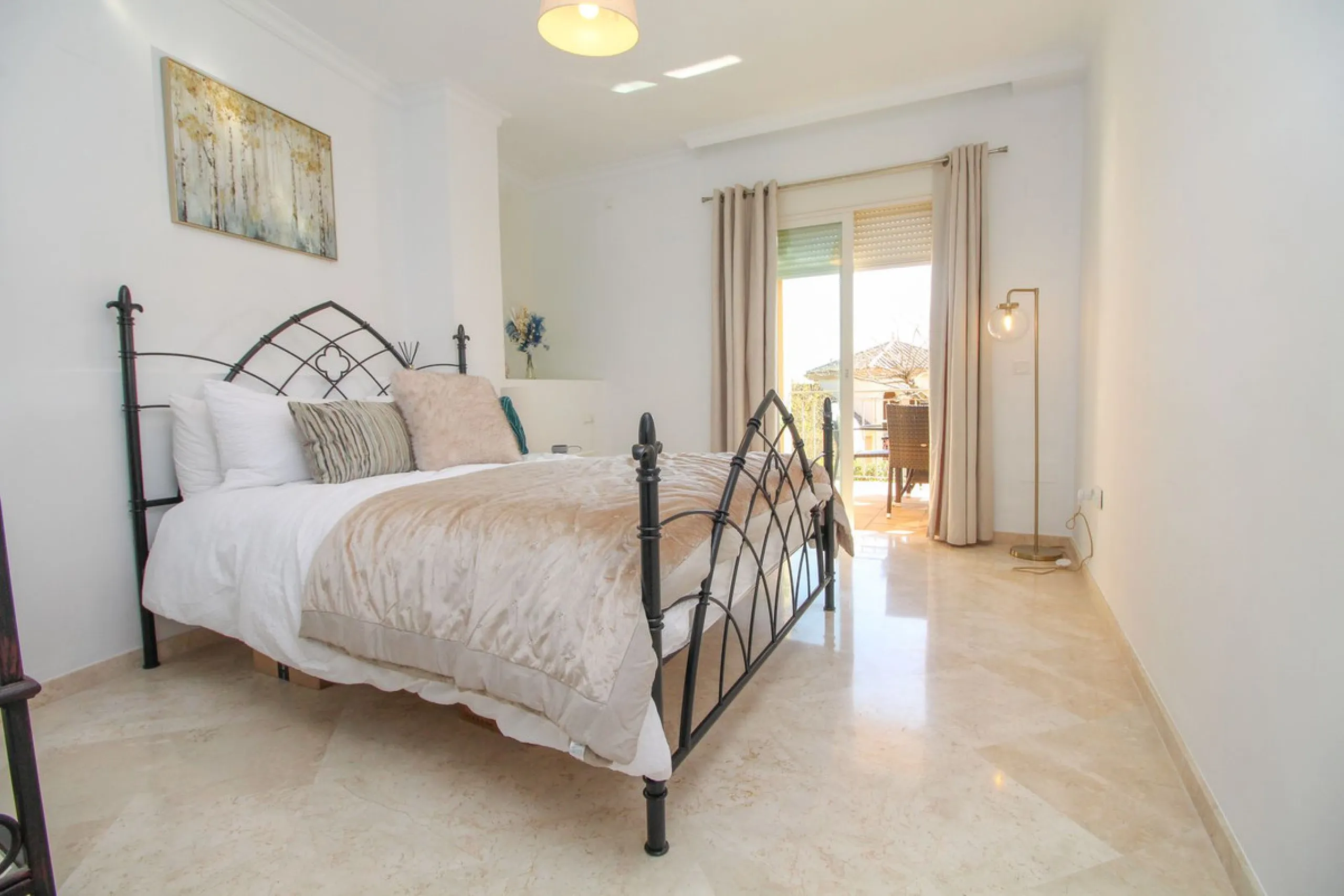 This spacious well-maintained and competitively priced, two-bedroom ground floor apartment, featuring a private terrace and 97m² private garden, offers a peaceful retreat in the prestigious La Mairena area. Nestled in the foothills of the Sierra de las Ni