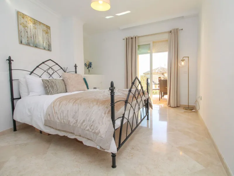 This spacious well-maintained and competitively priced, two-bedroom ground floor apartment, featuring a private terrace and 97m² private garden, offers a peaceful retreat in the prestigious La Mairena area. Nestled in the foothills of the Sierra de las Ni