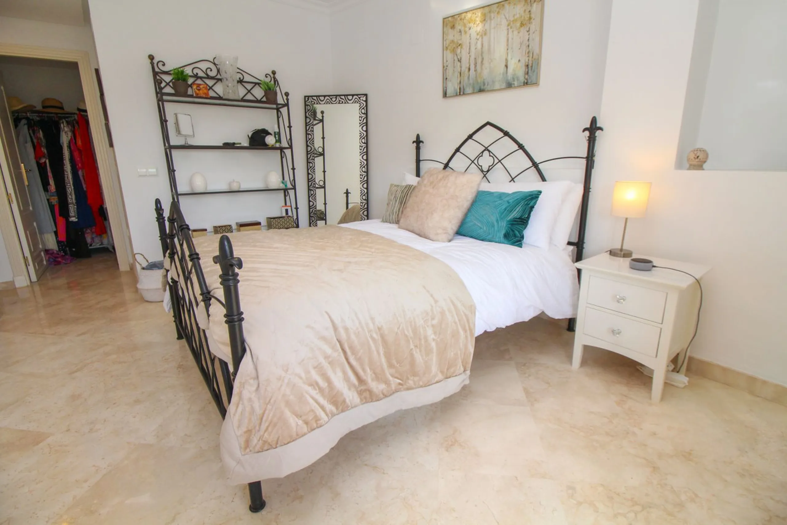 This spacious well-maintained and competitively priced, two-bedroom ground floor apartment, featuring a private terrace and 97m² private garden, offers a peaceful retreat in the prestigious La Mairena area. Nestled in the foothills of the Sierra de las Ni