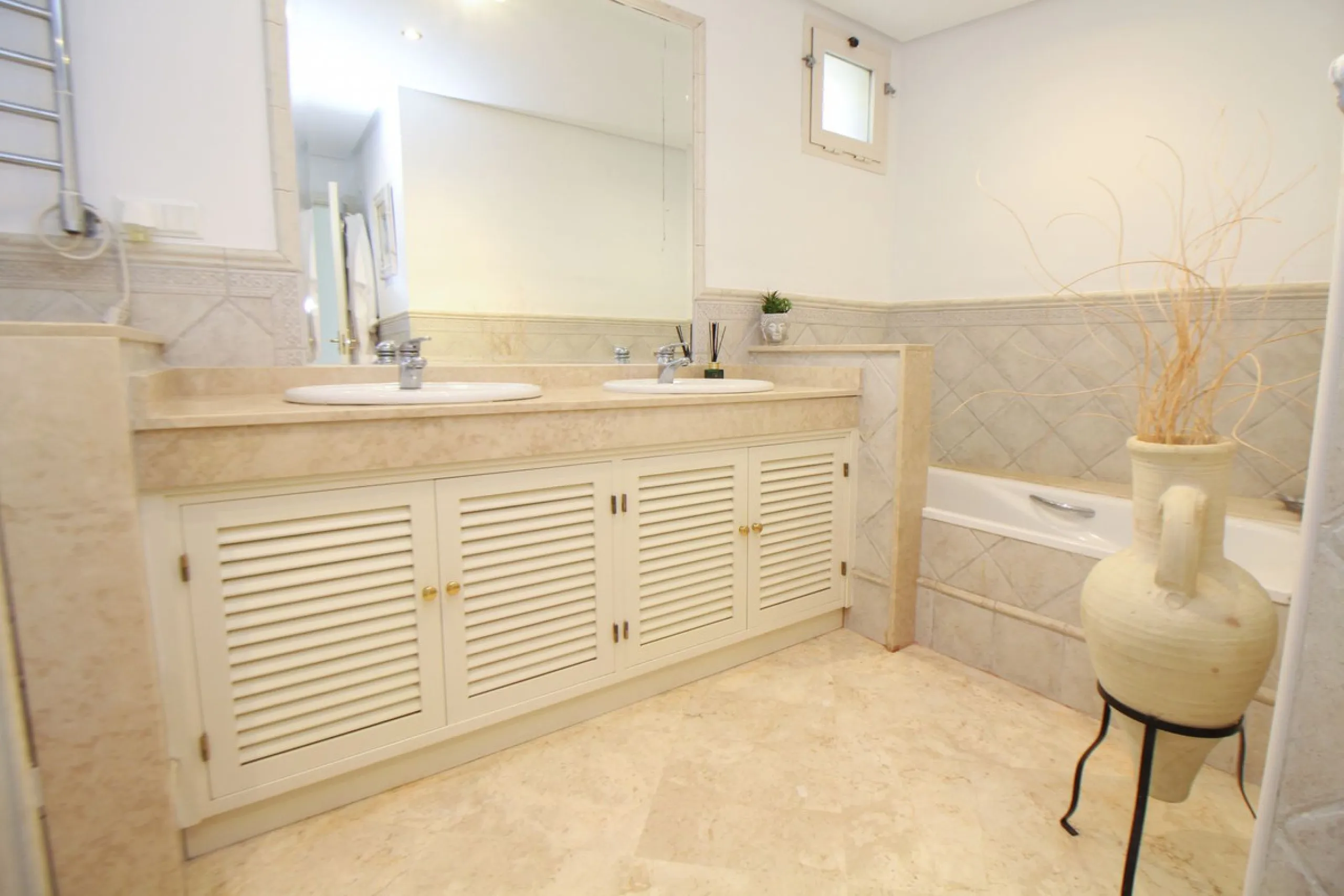 This spacious well-maintained and competitively priced, two-bedroom ground floor apartment, featuring a private terrace and 97m² private garden, offers a peaceful retreat in the prestigious La Mairena area. Nestled in the foothills of the Sierra de las Ni