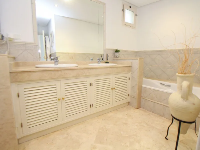 This spacious well-maintained and competitively priced, two-bedroom ground floor apartment, featuring a private terrace and 97m² private garden, offers a peaceful retreat in the prestigious La Mairena area. Nestled in the foothills of the Sierra de las Ni