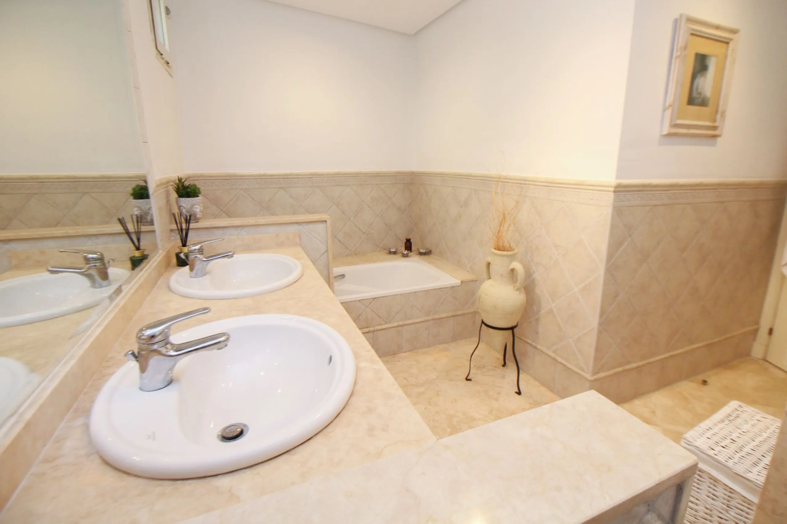 This spacious well-maintained and competitively priced, two-bedroom ground floor apartment, featuring a private terrace and 97m² private garden, offers a peaceful retreat in the prestigious La Mairena area. Nestled in the foothills of the Sierra de las Ni