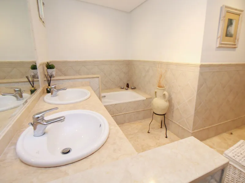 This spacious well-maintained and competitively priced, two-bedroom ground floor apartment, featuring a private terrace and 97m² private garden, offers a peaceful retreat in the prestigious La Mairena area. Nestled in the foothills of the Sierra de las Ni