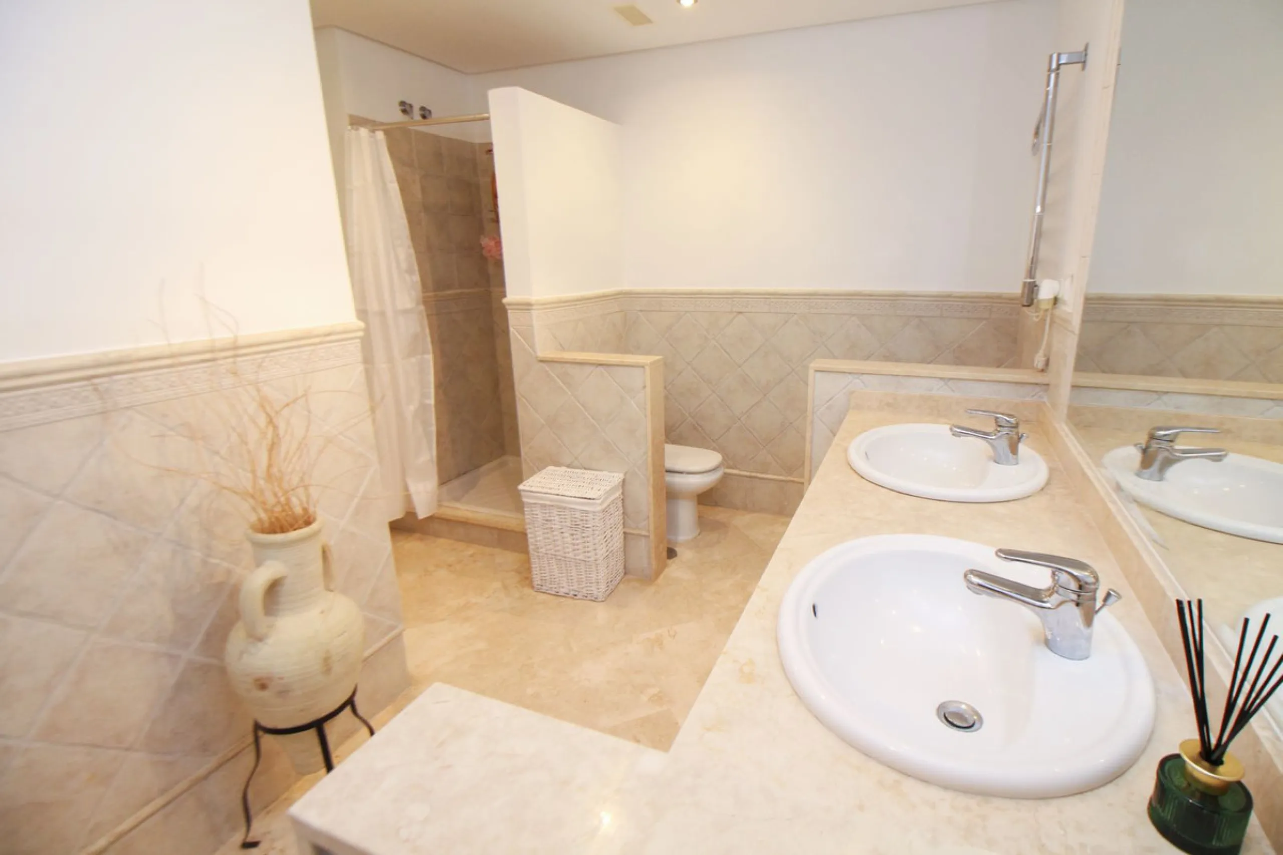 This spacious well-maintained and competitively priced, two-bedroom ground floor apartment, featuring a private terrace and 97m² private garden, offers a peaceful retreat in the prestigious La Mairena area. Nestled in the foothills of the Sierra de las Ni