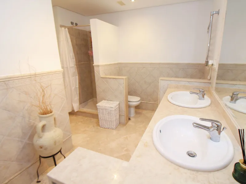 This spacious well-maintained and competitively priced, two-bedroom ground floor apartment, featuring a private terrace and 97m² private garden, offers a peaceful retreat in the prestigious La Mairena area. Nestled in the foothills of the Sierra de las Ni