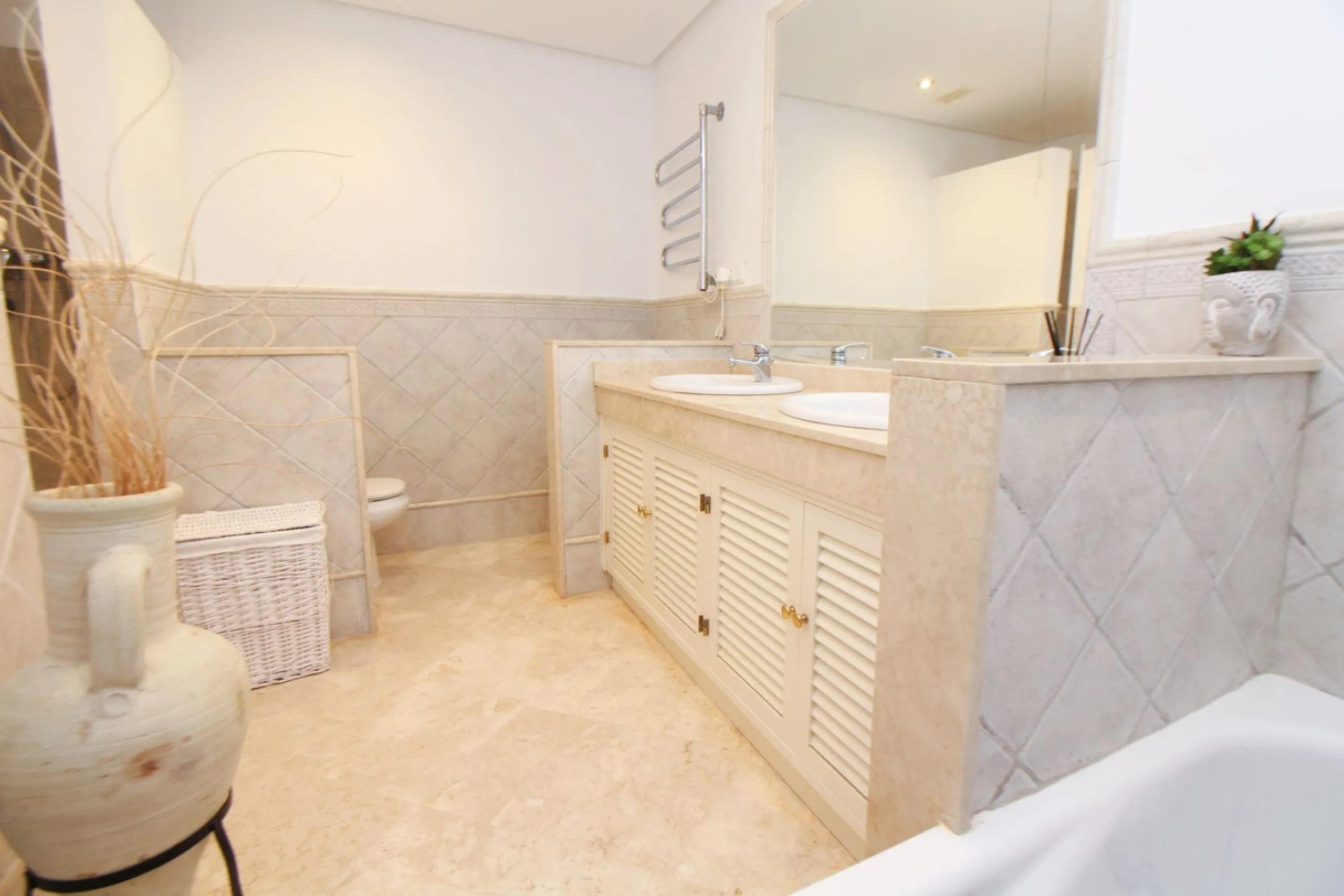 This spacious well-maintained and competitively priced, two-bedroom ground floor apartment, featuring a private terrace and 97m² private garden, offers a peaceful retreat in the prestigious La Mairena area. Nestled in the foothills of the Sierra de las Ni