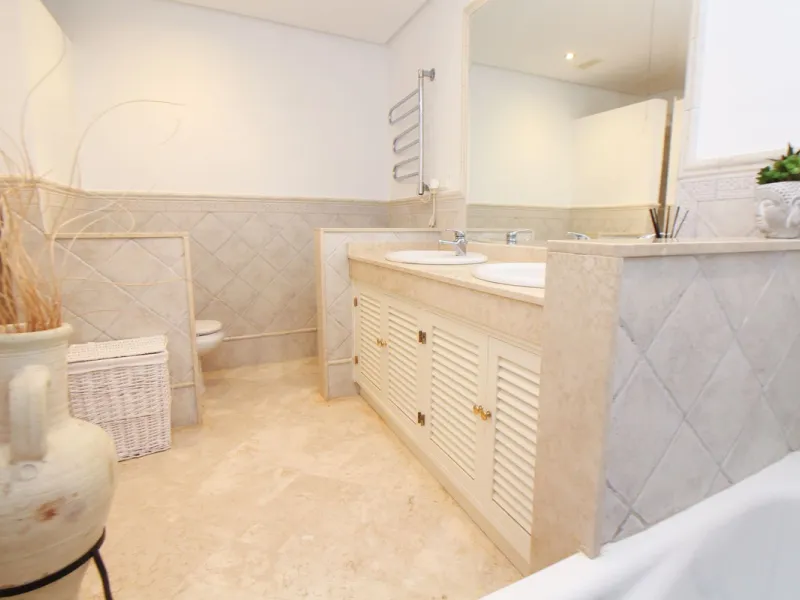 This spacious well-maintained and competitively priced, two-bedroom ground floor apartment, featuring a private terrace and 97m² private garden, offers a peaceful retreat in the prestigious La Mairena area. Nestled in the foothills of the Sierra de las Ni