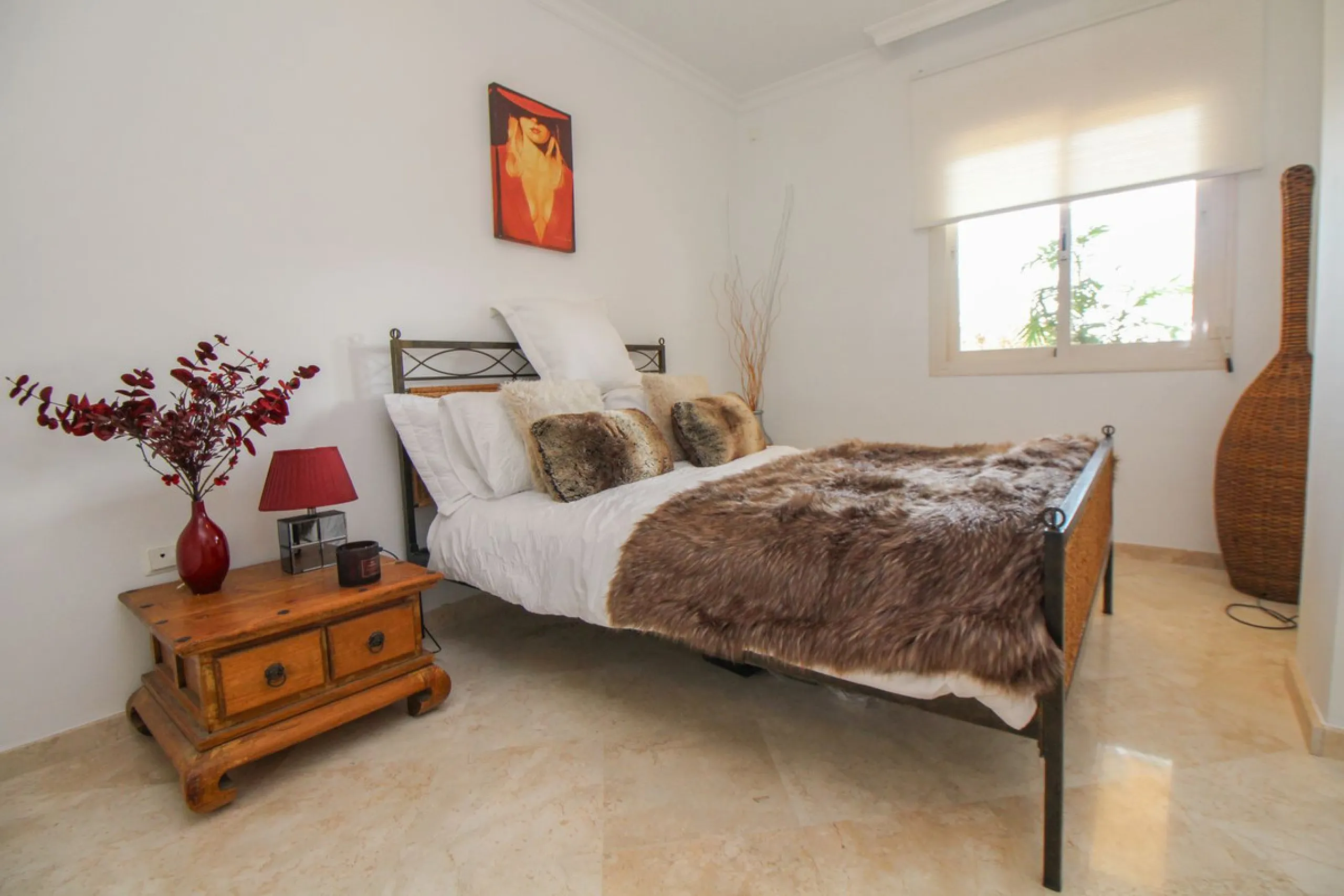 This spacious well-maintained and competitively priced, two-bedroom ground floor apartment, featuring a private terrace and 97m² private garden, offers a peaceful retreat in the prestigious La Mairena area. Nestled in the foothills of the Sierra de las Ni