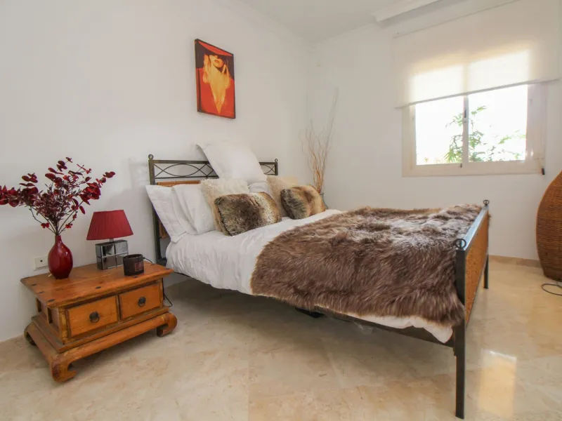This spacious well-maintained and competitively priced, two-bedroom ground floor apartment, featuring a private terrace and 97m² private garden, offers a peaceful retreat in the prestigious La Mairena area. Nestled in the foothills of the Sierra de las Ni