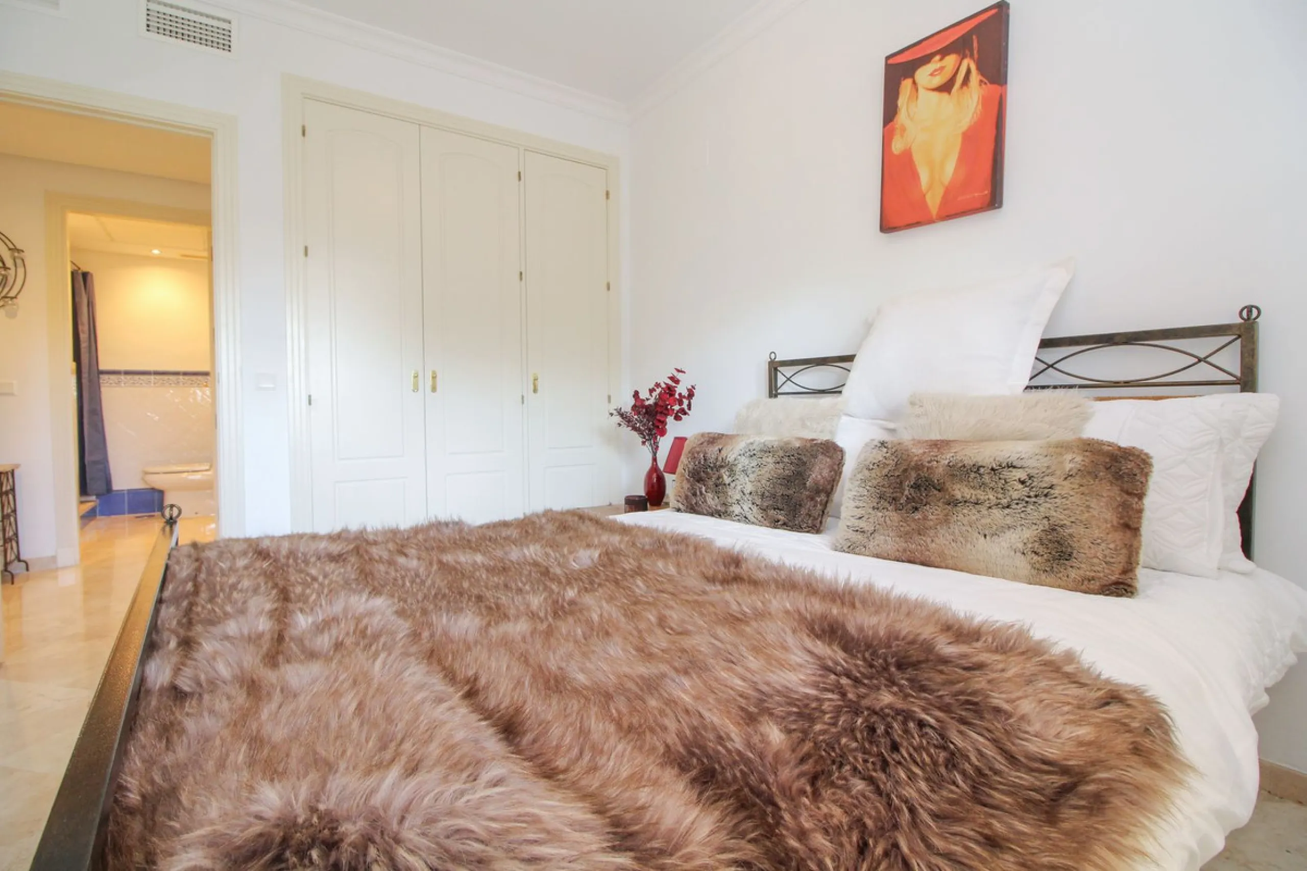 This spacious well-maintained and competitively priced, two-bedroom ground floor apartment, featuring a private terrace and 97m² private garden, offers a peaceful retreat in the prestigious La Mairena area. Nestled in the foothills of the Sierra de las Ni