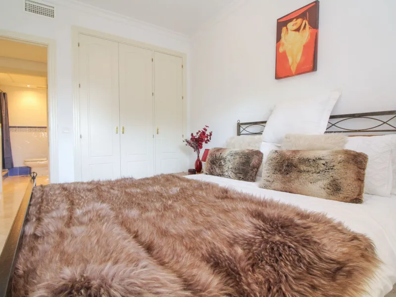 This spacious well-maintained and competitively priced, two-bedroom ground floor apartment, featuring a private terrace and 97m² private garden, offers a peaceful retreat in the prestigious La Mairena area. Nestled in the foothills of the Sierra de las Ni