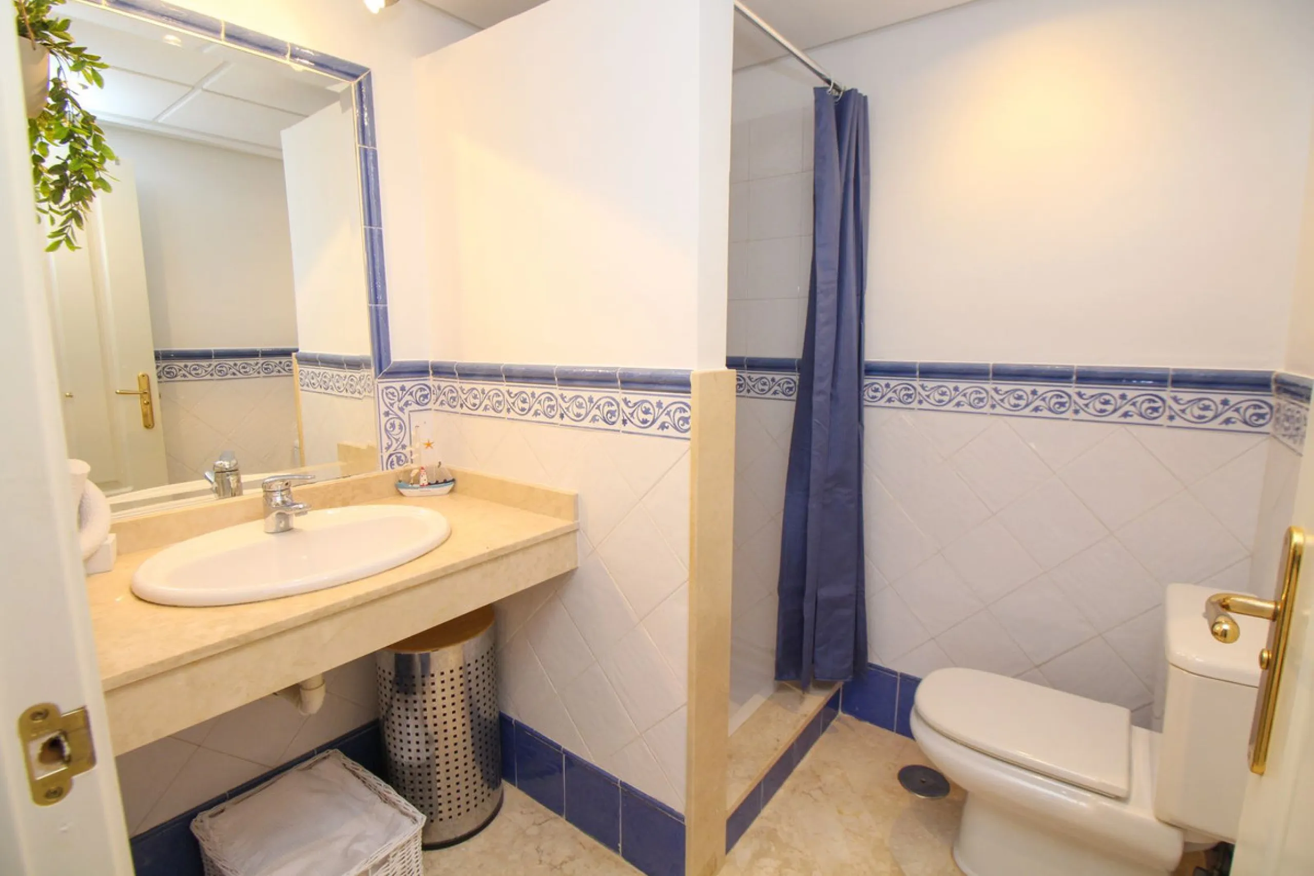 This spacious well-maintained and competitively priced, two-bedroom ground floor apartment, featuring a private terrace and 97m² private garden, offers a peaceful retreat in the prestigious La Mairena area. Nestled in the foothills of the Sierra de las Ni