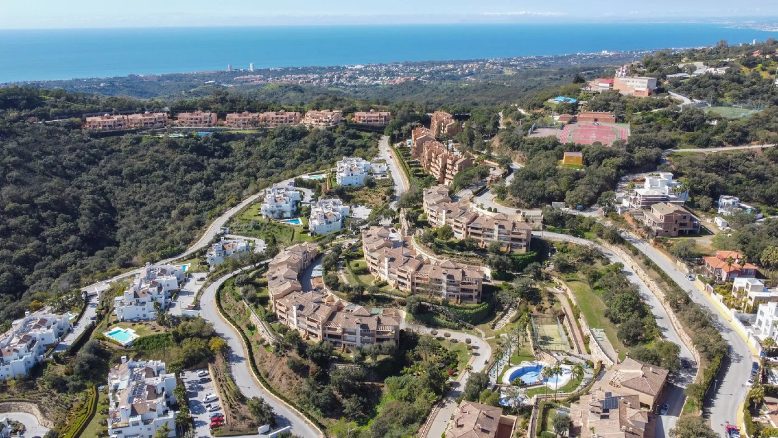 This spacious well-maintained and competitively priced, two-bedroom ground floor apartment, featuring a private terrace and 97m² private garden, offers a peaceful retreat in the prestigious La Mairena area. Nestled in the foothills of the Sierra de las Ni