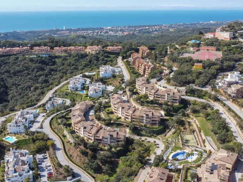 This spacious well-maintained and competitively priced, two-bedroom ground floor apartment, featuring a private terrace and 97m² private garden, offers a peaceful retreat in the prestigious La Mairena area. Nestled in the foothills of the Sierra de las Ni