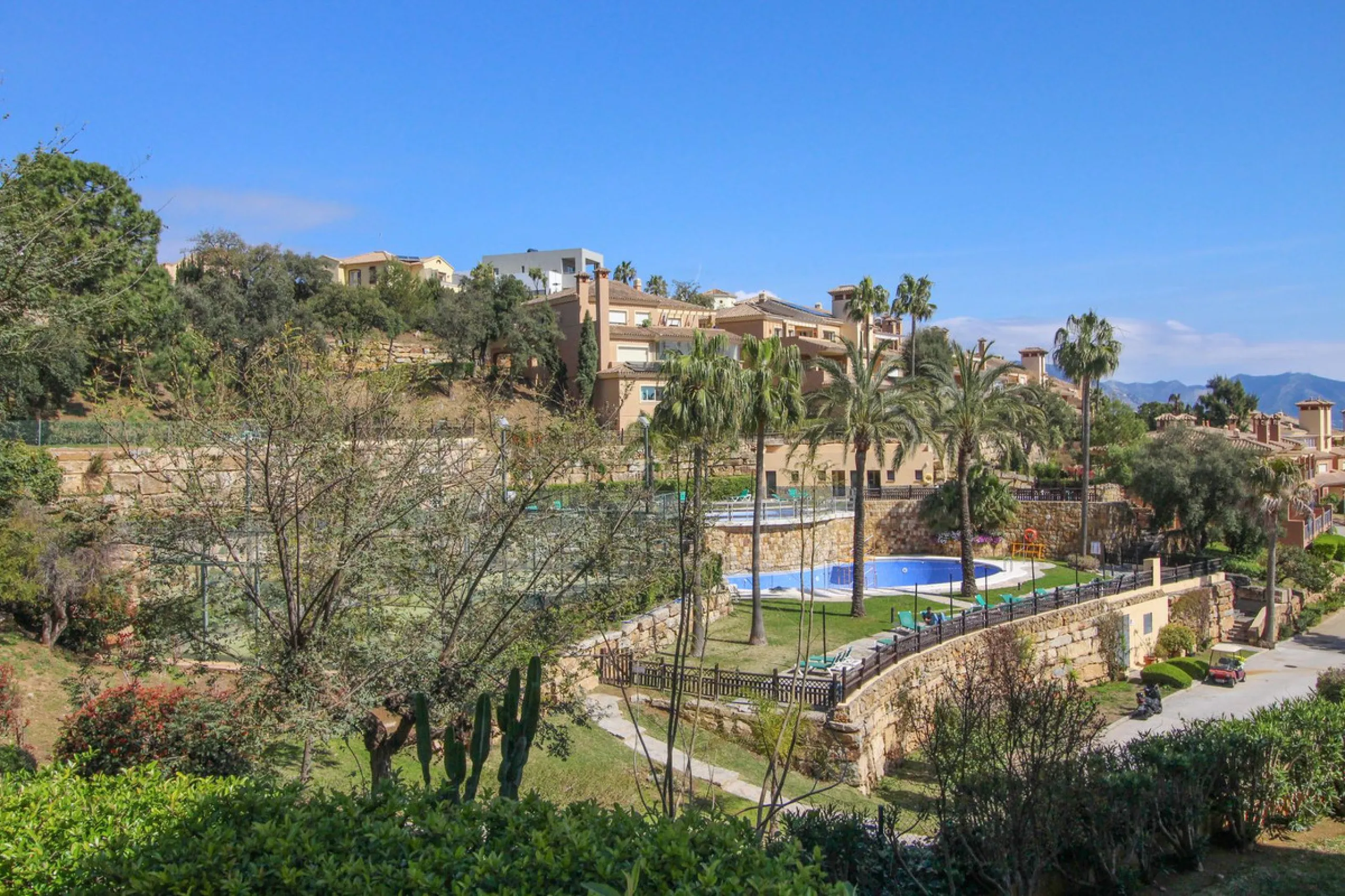 This spacious well-maintained and competitively priced, two-bedroom ground floor apartment, featuring a private terrace and 97m² private garden, offers a peaceful retreat in the prestigious La Mairena area. Nestled in the foothills of the Sierra de las Ni