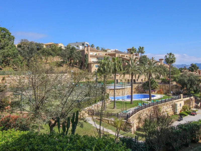 This spacious well-maintained and competitively priced, two-bedroom ground floor apartment, featuring a private terrace and 97m² private garden, offers a peaceful retreat in the prestigious La Mairena area. Nestled in the foothills of the Sierra de las Ni