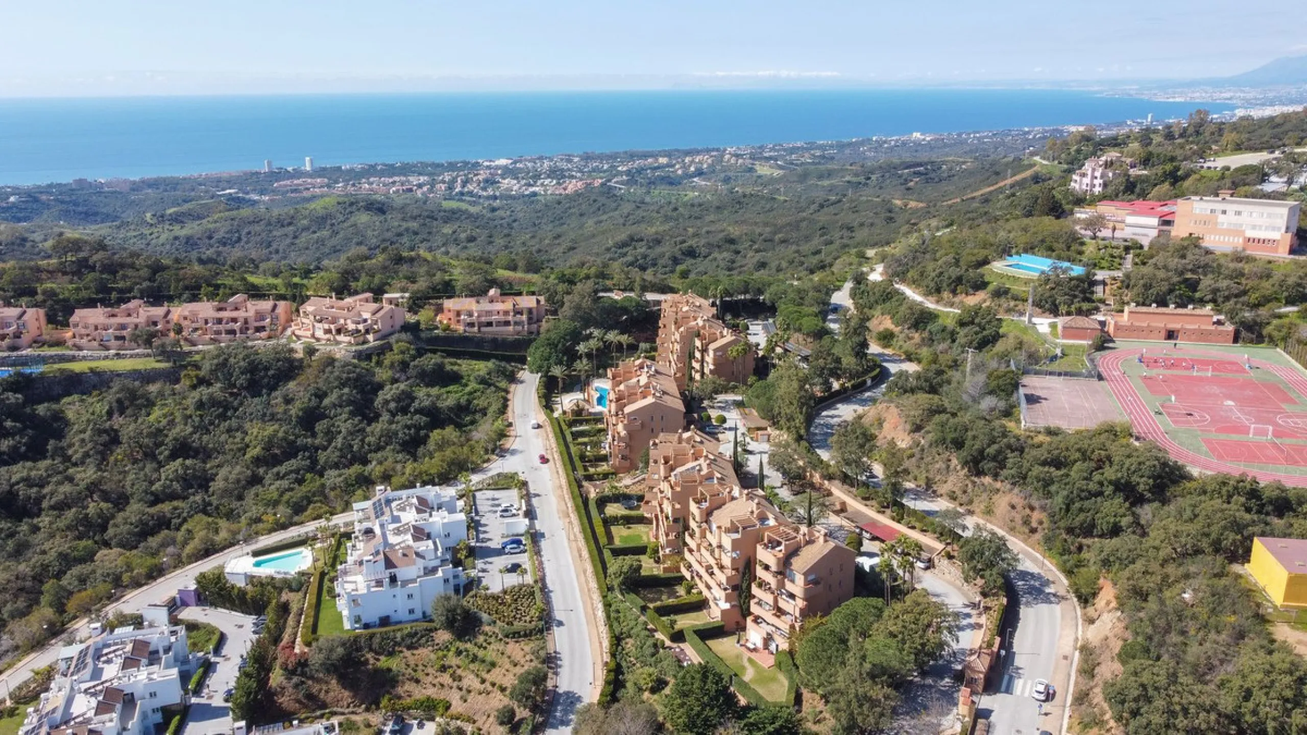 This spacious well-maintained and competitively priced, two-bedroom ground floor apartment, featuring a private terrace and 97m² private garden, offers a peaceful retreat in the prestigious La Mairena area. Nestled in the foothills of the Sierra de las Ni