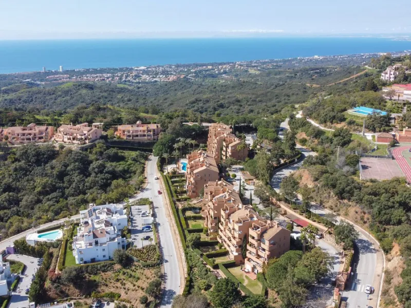 This spacious well-maintained and competitively priced, two-bedroom ground floor apartment, featuring a private terrace and 97m² private garden, offers a peaceful retreat in the prestigious La Mairena area. Nestled in the foothills of the Sierra de las Ni