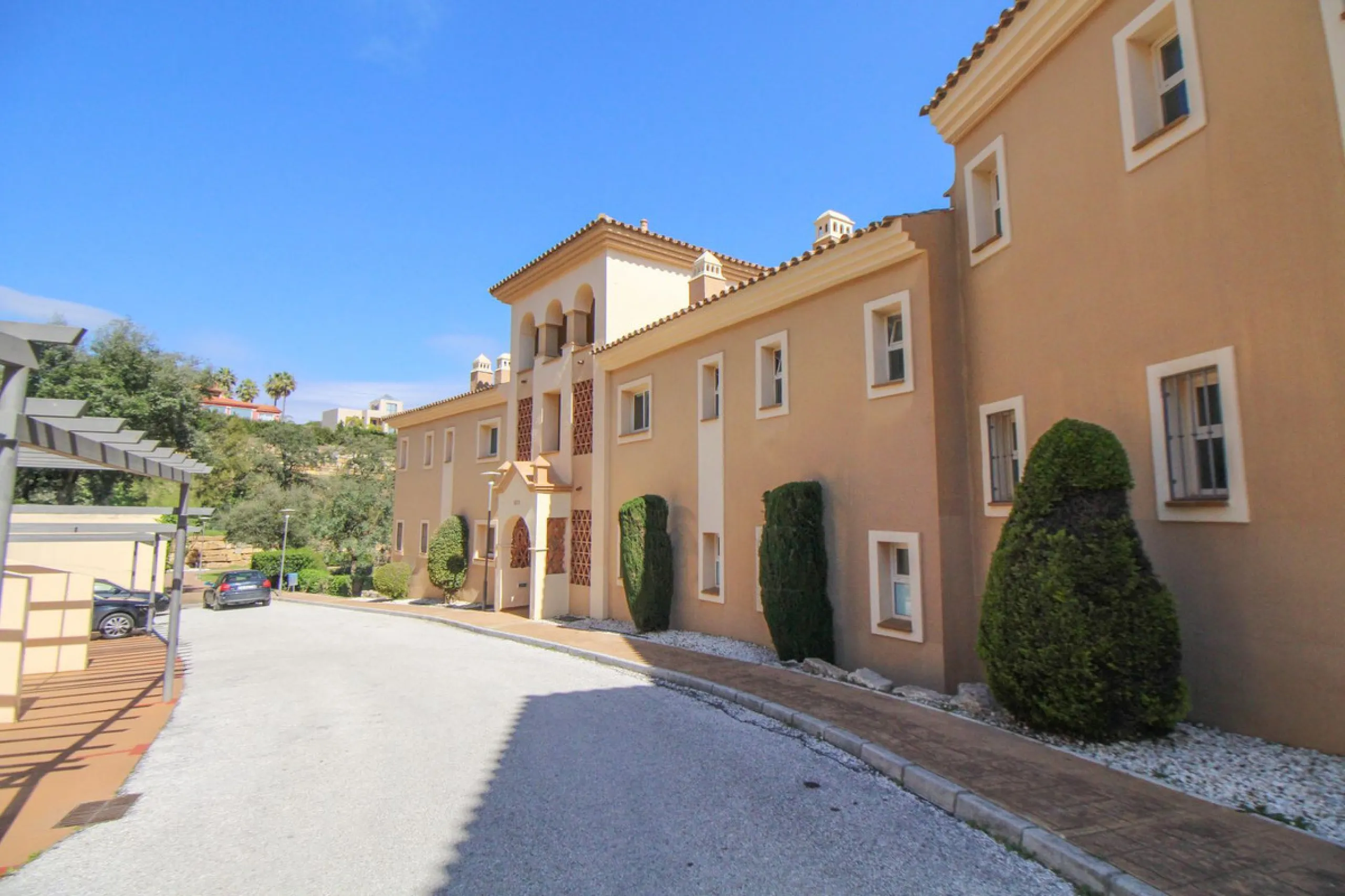This spacious well-maintained and competitively priced, two-bedroom ground floor apartment, featuring a private terrace and 97m² private garden, offers a peaceful retreat in the prestigious La Mairena area. Nestled in the foothills of the Sierra de las Ni