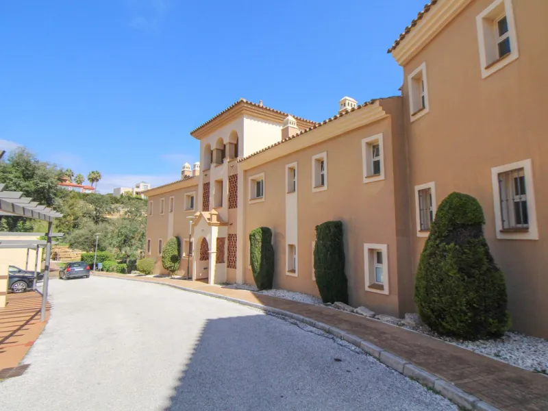 This spacious well-maintained and competitively priced, two-bedroom ground floor apartment, featuring a private terrace and 97m² private garden, offers a peaceful retreat in the prestigious La Mairena area. Nestled in the foothills of the Sierra de las Ni
