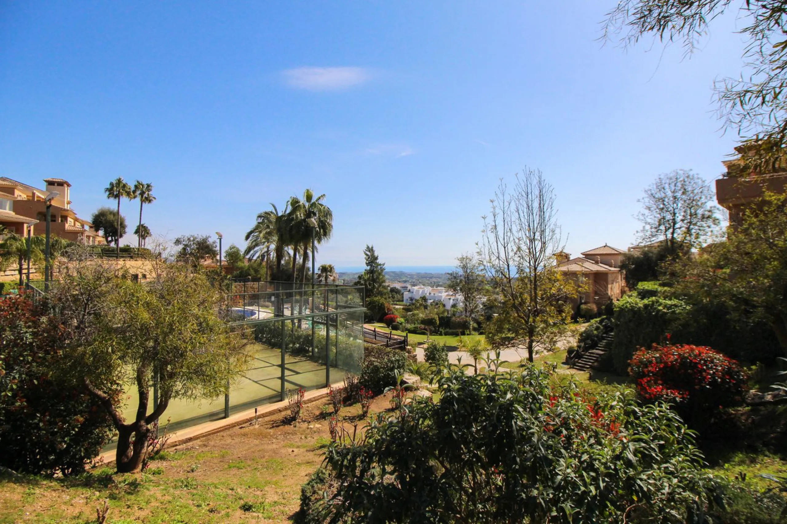 This spacious well-maintained and competitively priced, two-bedroom ground floor apartment, featuring a private terrace and 97m² private garden, offers a peaceful retreat in the prestigious La Mairena area. Nestled in the foothills of the Sierra de las Ni