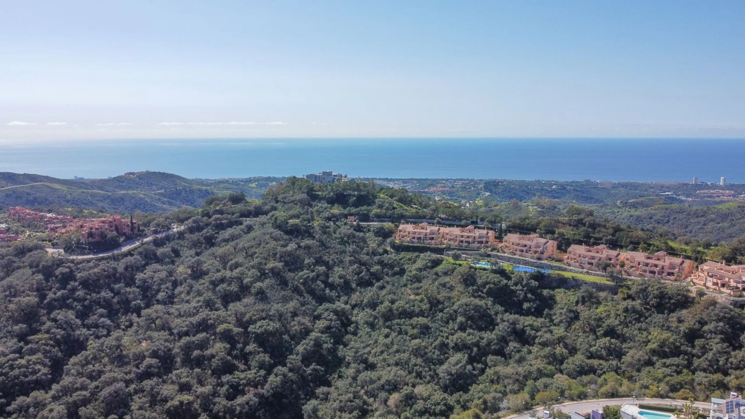 This spacious well-maintained and competitively priced, two-bedroom ground floor apartment, featuring a private terrace and 97m² private garden, offers a peaceful retreat in the prestigious La Mairena area. Nestled in the foothills of the Sierra de las Ni