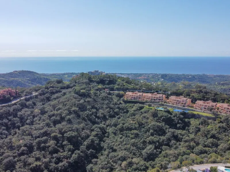 This spacious well-maintained and competitively priced, two-bedroom ground floor apartment, featuring a private terrace and 97m² private garden, offers a peaceful retreat in the prestigious La Mairena area. Nestled in the foothills of the Sierra de las Ni