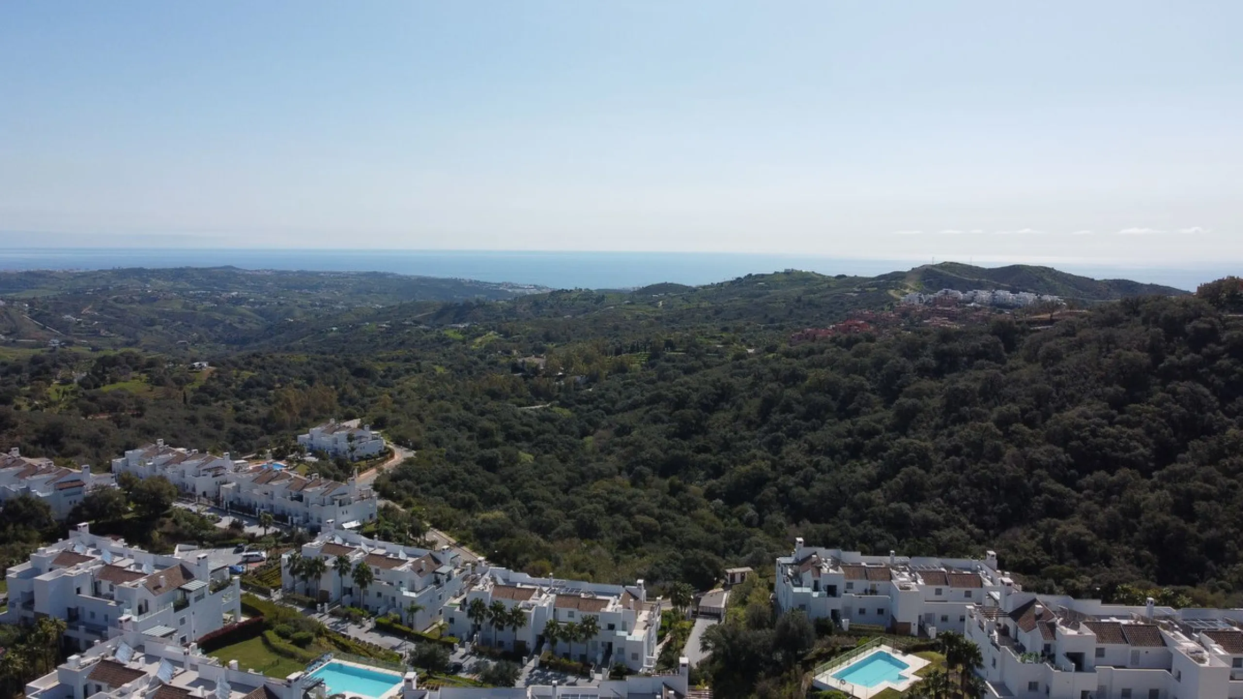This spacious well-maintained and competitively priced, two-bedroom ground floor apartment, featuring a private terrace and 97m² private garden, offers a peaceful retreat in the prestigious La Mairena area. Nestled in the foothills of the Sierra de las Ni