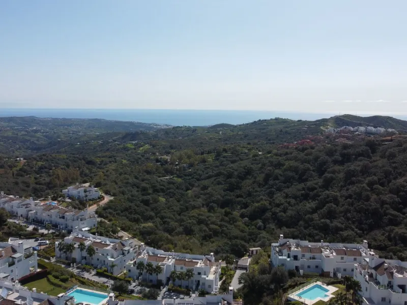 This spacious well-maintained and competitively priced, two-bedroom ground floor apartment, featuring a private terrace and 97m² private garden, offers a peaceful retreat in the prestigious La Mairena area. Nestled in the foothills of the Sierra de las Ni